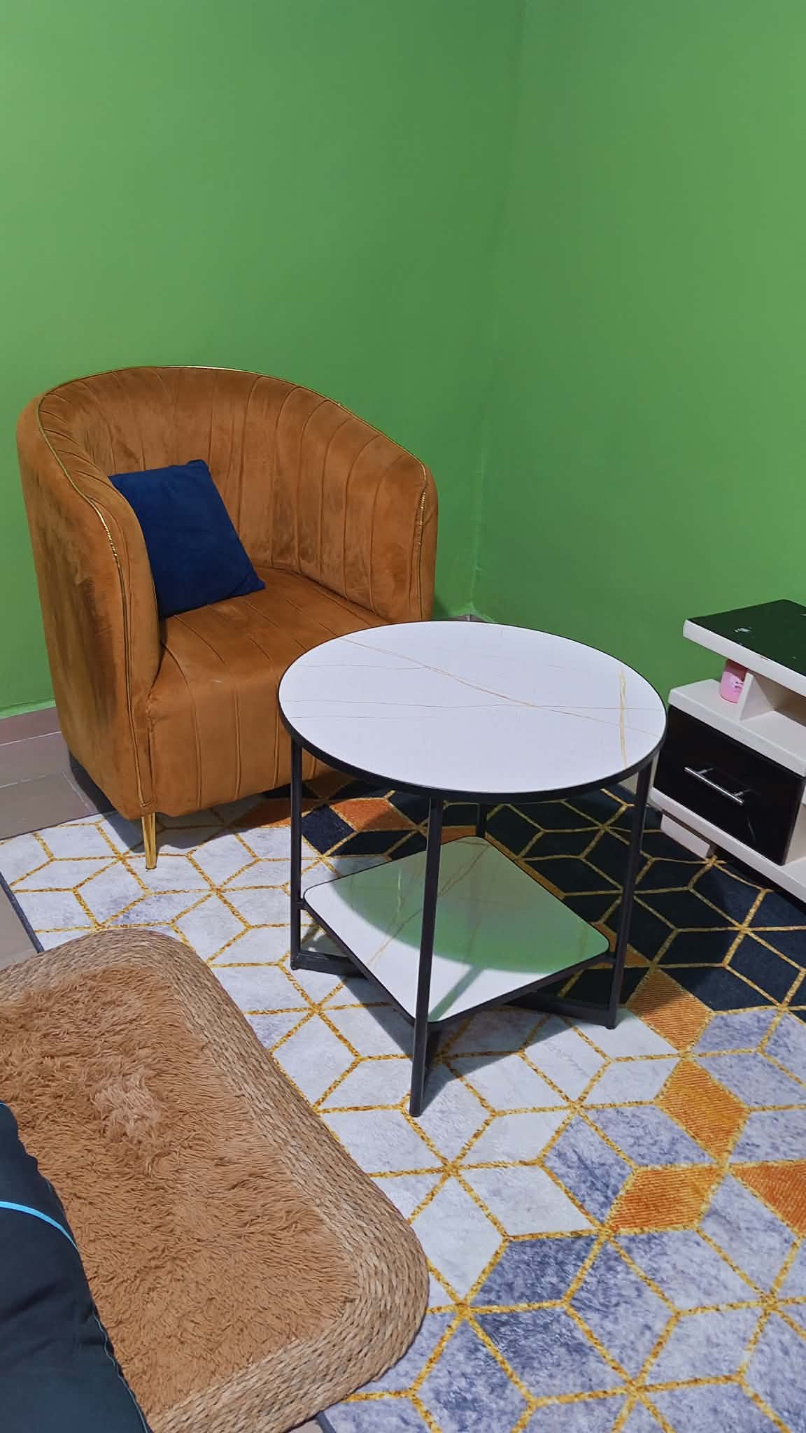 Fauteuil en velours et table basse du studio meublé